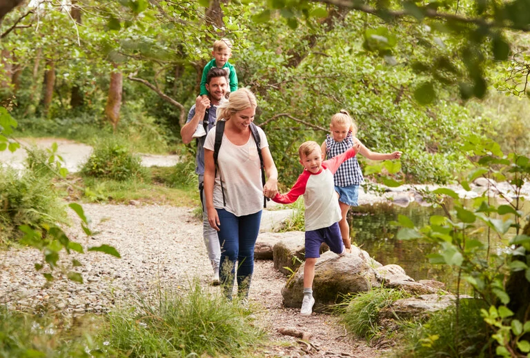 Familienwandern auf dem Weg zum Fluss im britischen Lake District