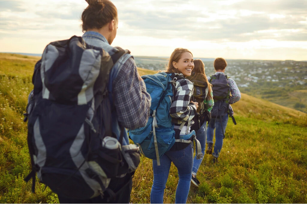 Freunde beim Wandern im Naturpark