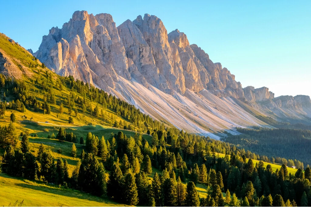 Sonnenuntergang im Naturpark Geisler-Puez im Herzen der Dolomiten in Italien mit den ersten Herbstfarben