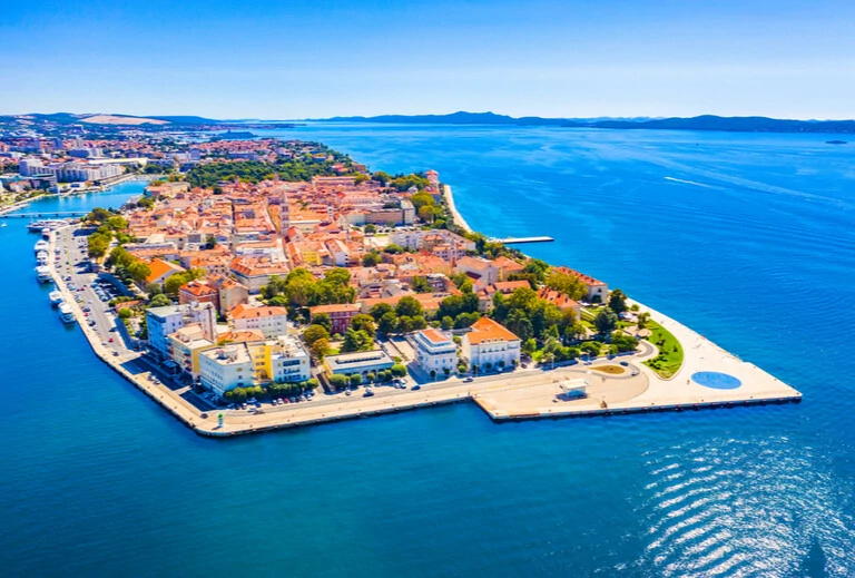 Luftbild der Altstadt von Zadar, Kroatien
