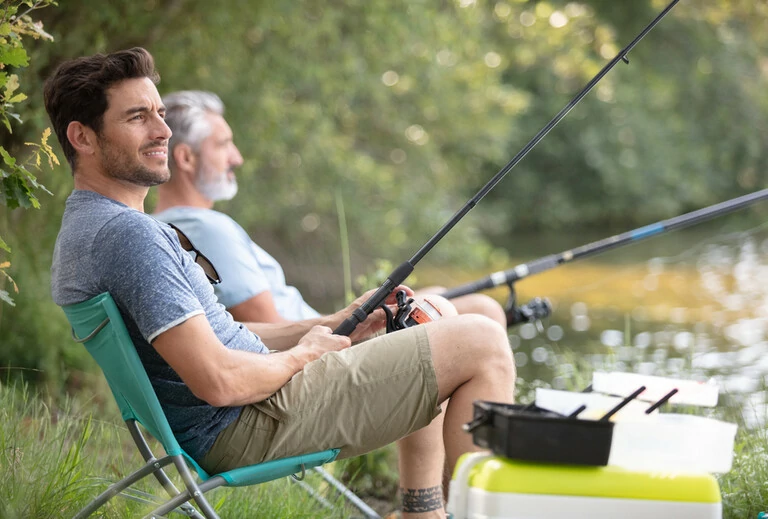 Zwei Männer genießen einen Tag beim Angeln am See