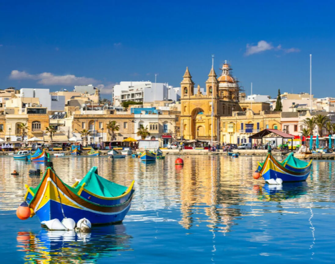 Traditionelle Fischereifahrzeuge im Mittelmeer-Dorf Marsaxlokk, Malta