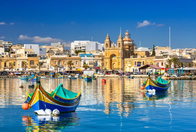 Traditionelle Fischereifahrzeuge im Mittelmeer-Dorf Marsaxlokk, Malta