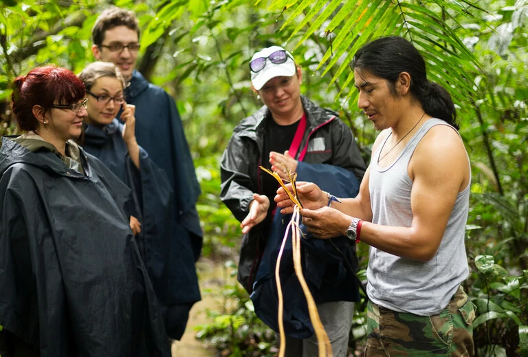 Naturalistische Lokalguid mit Touristengruppe im Cuyabeno Naturschutzgebiet Ecuador