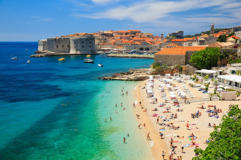 Panoramablick auf den Strand und die Altstadt von Dubrovnik in Kroatien