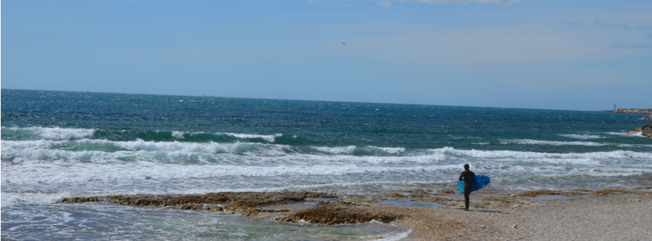 Surfer am Strand von Sausset-les-Pins