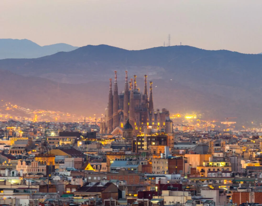 Panorama-Sicht auf die Skyline der Stadt Barcelona und Sagrada familia bei Sonnenuntergang, Spanien