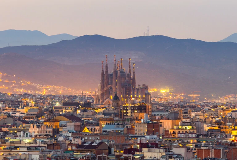 Panorama-Sicht auf die Skyline der Stadt Barcelona und Sagrada familia bei Sonnenuntergang, Spanien