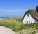 Weißes Haus am Ostsee Strand