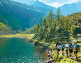 Wandern am See in den Alpen