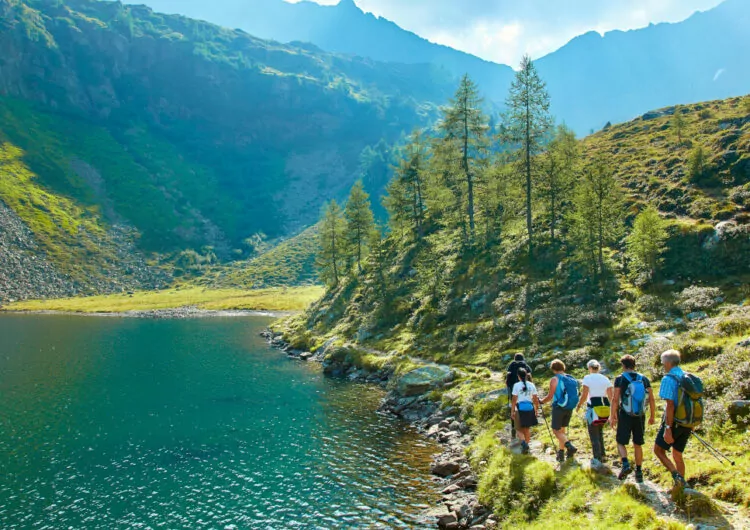 Wandern am See in den Alpen