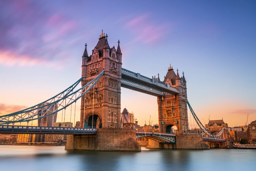 Tower Bridge, die älteste verkehrstaugliche Hängebrücke der Welt