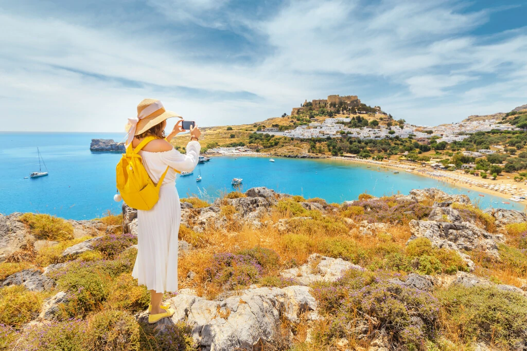 junge Touristin auf Rhodos