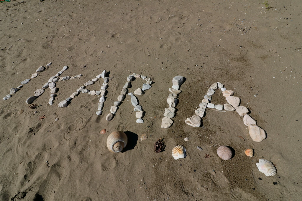 Ikaria mit Steinen am Strand geschrieben