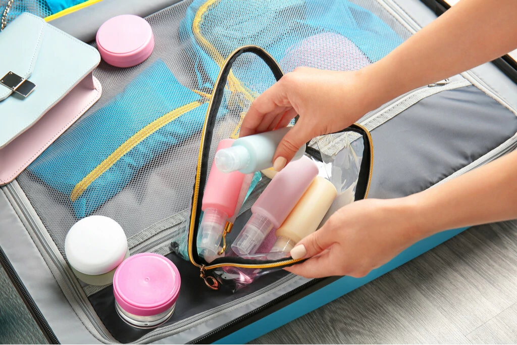 Hygieneartikel für Urlaub in Koffer