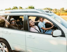 Familie auf einer Autoreise