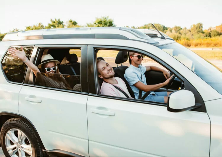 Familie auf einer Autoreise