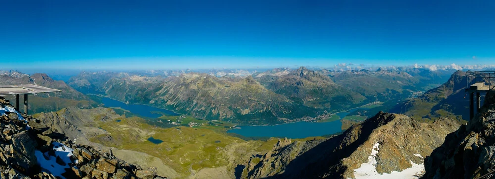 3 km Höhensommeransicht panoramisch auf Alpenbergen