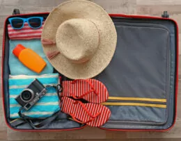 Strandurlaub Koffer packen Packliste