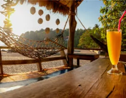 Panorama von Hängematte und Cocktail am paradiesischen Strand