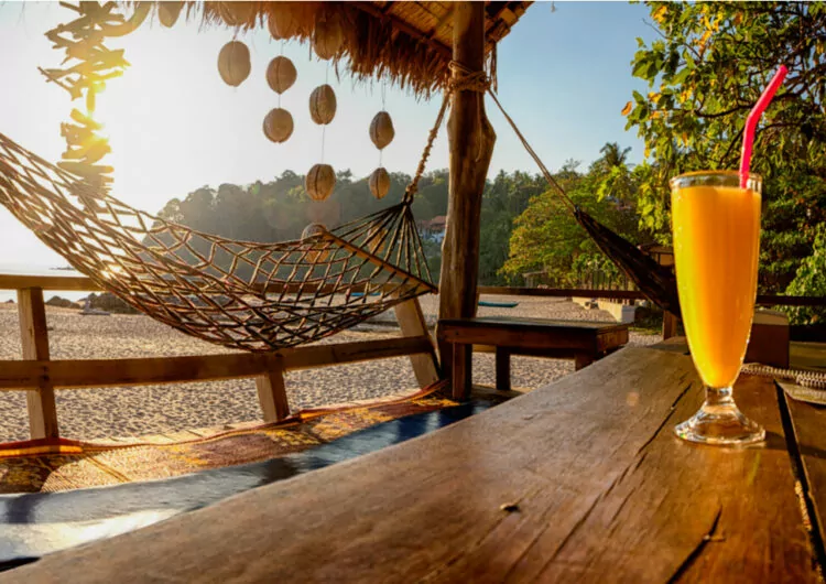 Panorama von Hängematte und Cocktail am paradiesischen Strand