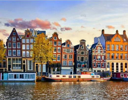 Wahrzeichen Amsterdams: Grachten und Giebelhäuser