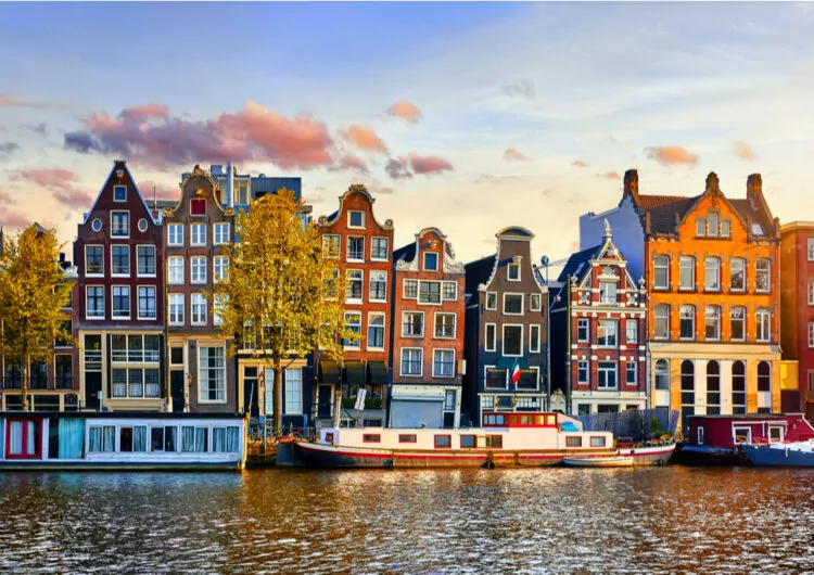Wahrzeichen Amsterdams: Grachten und Giebelhäuser