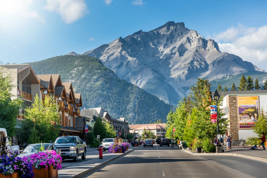 Banff mit Blick auf verschneite Berge