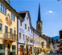 Traditionelle Häuser in Garmisch-Partenkirchen vor Kirche