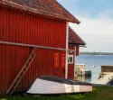 schwedische rote Hütte am See