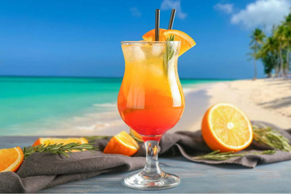 Schönes Glas mit Tequila Sunrise am Strand
