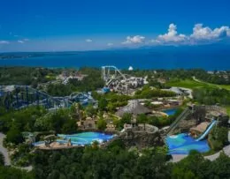 Achterbahn im Freizeitpark am Wasser