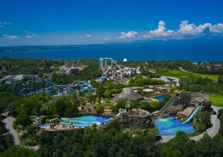 Achterbahn im Freizeitpark am Wasser