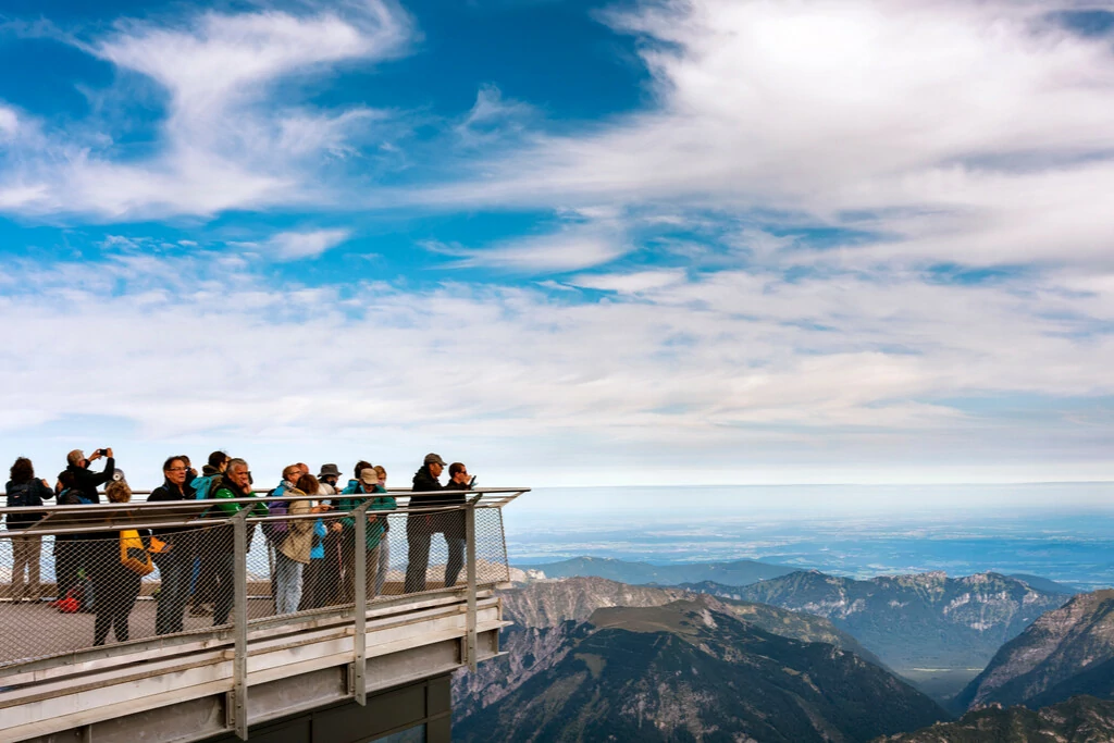 Menschen auf der Zugspitze in Bayern
