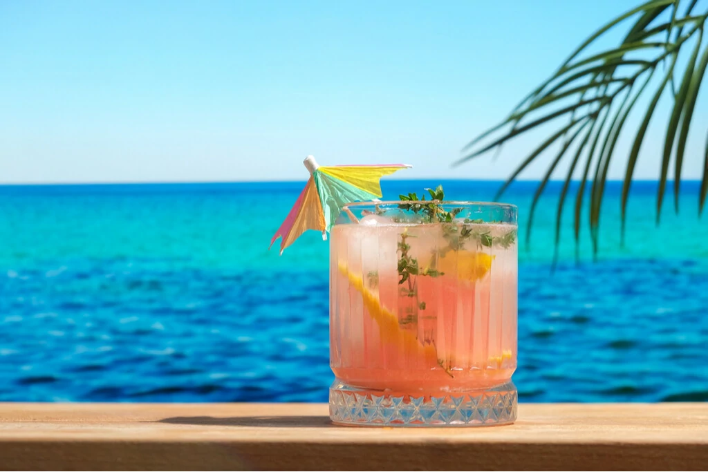 Cocktail mit Grapefruit am Strand