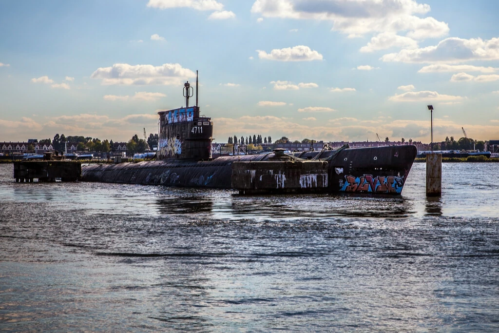 altes sowjetisches U-Boot in der NDSM-Werft
