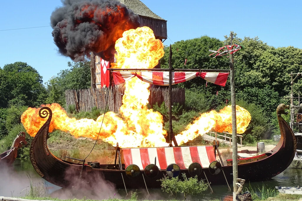 Brennendes Boot Show in Puy du Fou