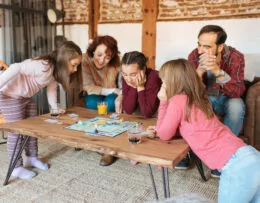 Gückliche Familie spielt Brettspiel