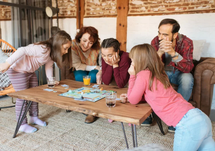 Gückliche Familie spielt Brettspiel