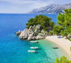 Strand in der Nähe der Stadt Brela, Dalmatien, Kroatien.
