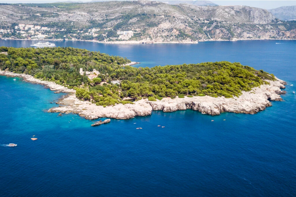 Ausblick auf Insel Lokrum mit Dubrovnik im Hintergrund