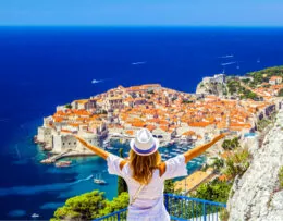 Frau genießt Ausblick auf Dubrovnik