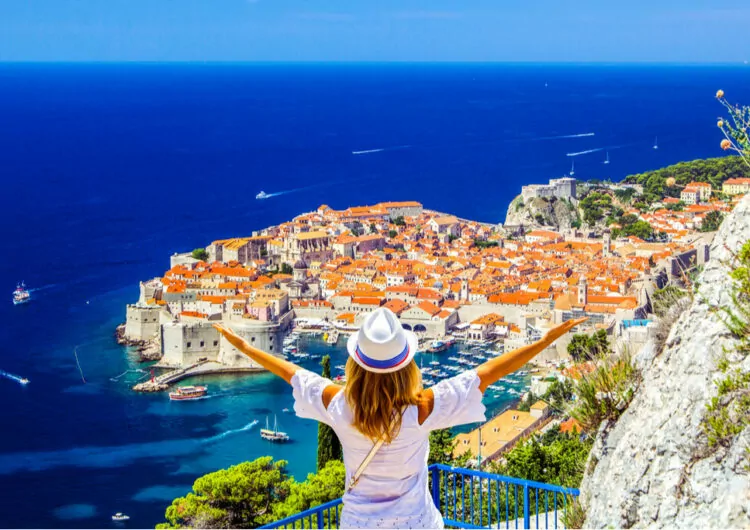 Frau genießt Ausblick auf Dubrovnik