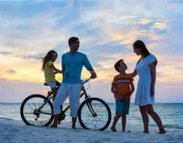 Familie mit Fahrrad am Strand