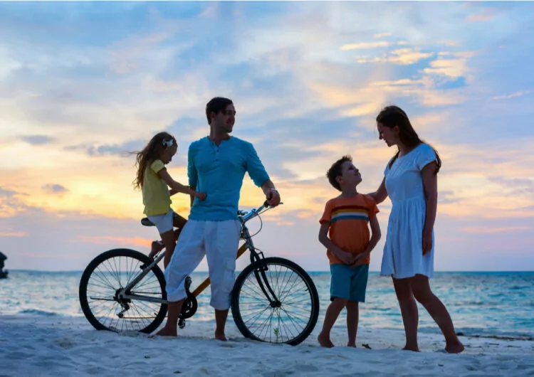 Familie mit Fahrrad am Strand