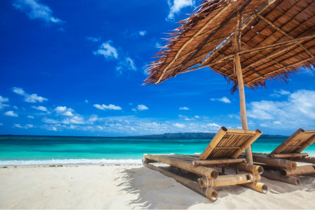 Liegestühle am Strand mit Meeresblick