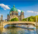 Boot unter der Brücke auf der Spree