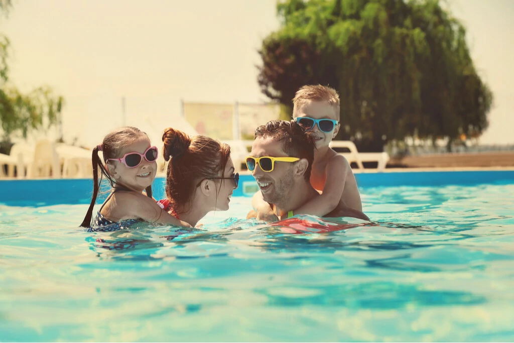 Familie planscht im Pool