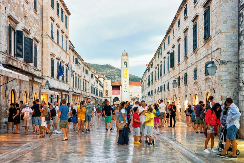 Stradun in Dubrovnik mit vielen Menschen