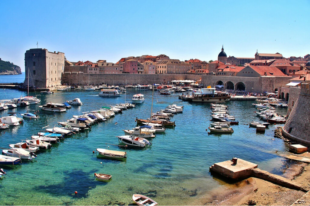 Hafen von Dubrovnik mit der Stadtmauer im Hintergrund